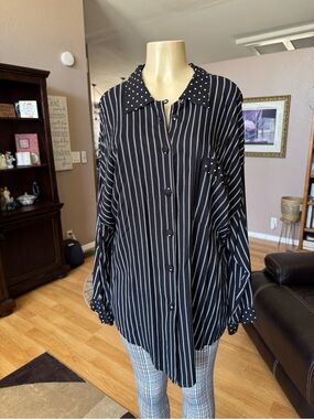 Forelli black & white pinstripes button up blouse with polka trim-size 1X